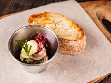 tereyağı ve karaciğer pate ile sandviç, yakın çekim