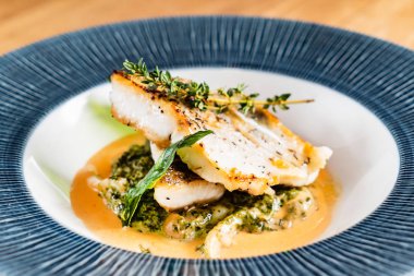 Kızarmış balık fileto. Sosu ve otlar ile cod