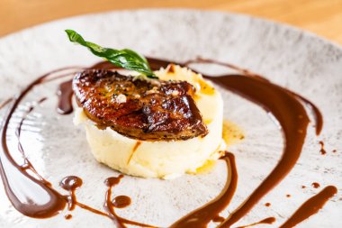 Et ve sos, patates püresi yakın çekim