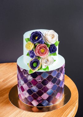 Düğün pastası çiçeklerle, yakın çekim