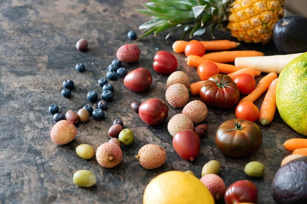 Świeże Owoce Warzywa Kamiennym Stole Koncepcja Odpadów Zerowych — Zdjęcie stockowe