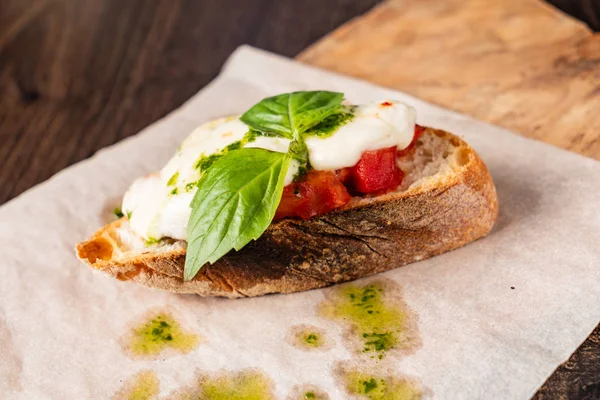 Bruschetta Italiana Tradicional Com Tomate Cereja Queijo Creme Folhas Manjericão — Fotografia de Stock