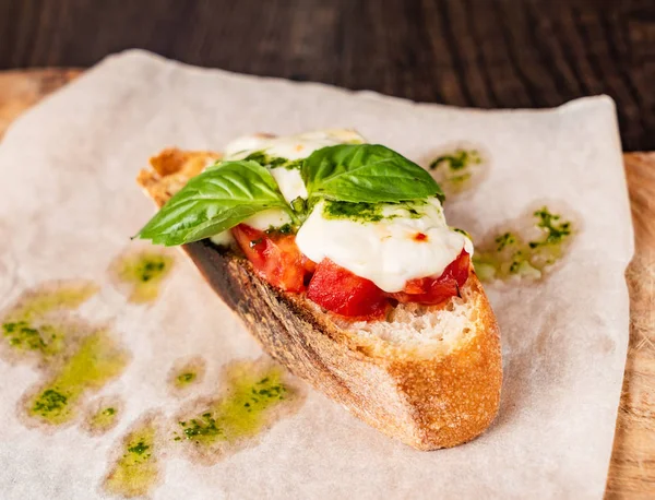 Bruschetta Italiana Tradicional Con Tomates Cherry Queso Crema Hojas Albahaca — Foto de Stock