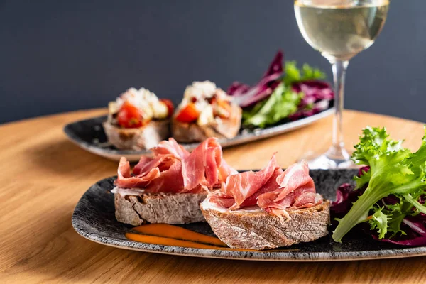 Smörgås Med Parmaskinka Ost Och Sallad — Stockfoto