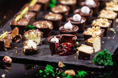 siyah arka plan üzerine çikolata tatlılar