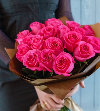 kadın elinde güzel buket 