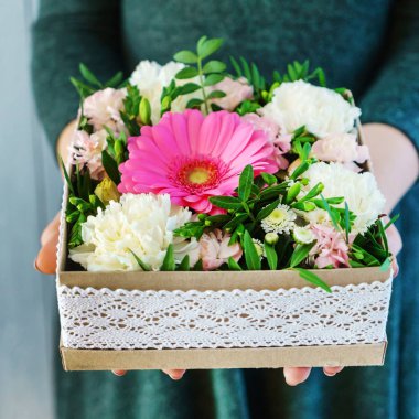 kadın elinde güzel buket 