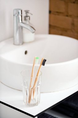 Eko doğal bambu diş fırçaları cam. sürdürülebilir yaşam tarzı kavramı. sıfır atık ev. banyo temel, plastik ücretsiz öğeler
