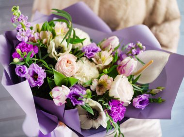 kadın elinde güzel buket 