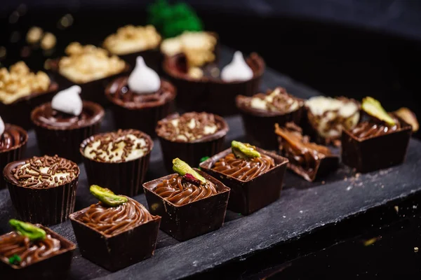 Caramelle Cioccolato Sullo Sfondo Nero — Foto Stock