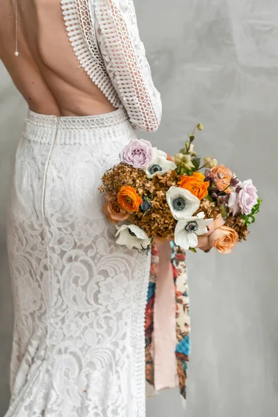 Милая Невеста Цветами Руках — стоковое фото
