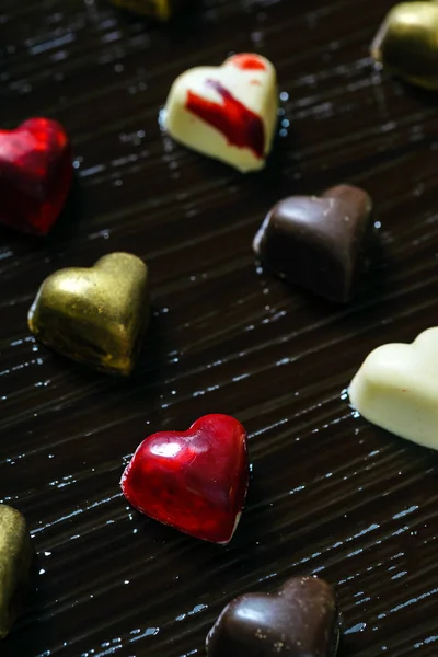 Cuori Cioccolato Sullo Sfondo Nero — Foto Stock