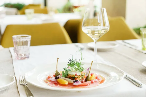 Atum Carpaccio Vinho Branco Mesa Restaurante — Fotografia de Stock