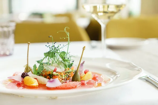 Tonfisk Carpaccio Och Vitt Vin Bordet Restaurangen — Stockfoto
