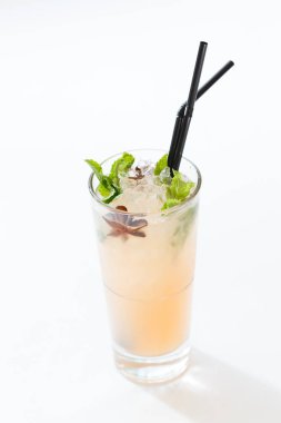 Beyaz arka plan üzerinde taze limonata