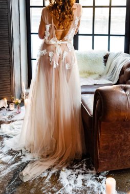 Düğün kız tribünde geri pencere yakınındaki lüks gelinlik