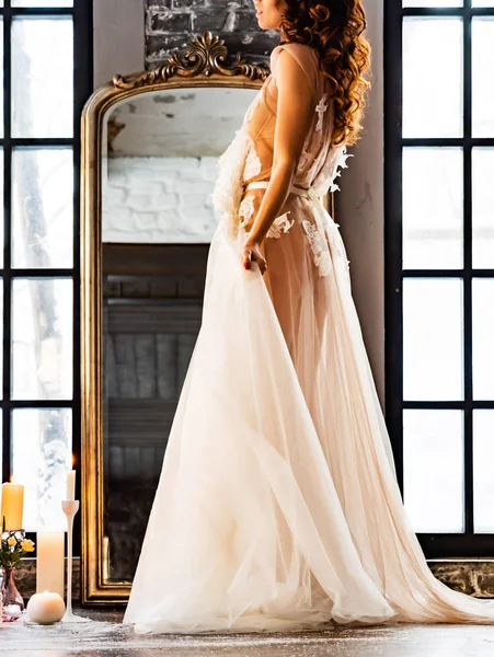 婚礼女孩站在靠窗附近的豪华婚纱 — 图库照片