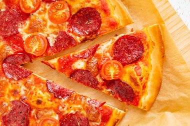 Pepperoni Pizza Mozzarella peyniri, salam, domates, biber.