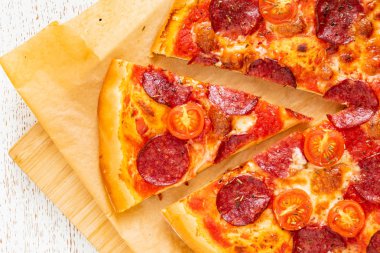 Pepperoni Pizza Mozzarella peyniri, salam, domates, biber.