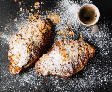 Siyah arka plan üzerine Bademli kruvasan