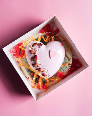 Sevgililer günü tatil için kalp şeklinde pasta 