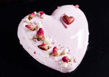 Sevgililer günü tatil için kalp şeklinde pasta 