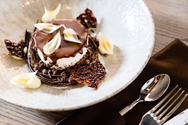 Beyaz çikolata yaprakları ile çikolata tatlı