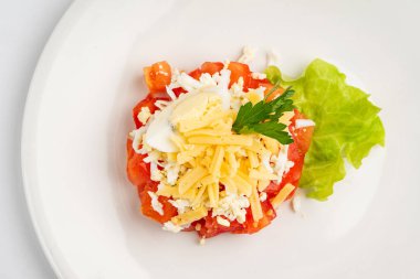 domates salatası peynir ve mayonez, yakın çekim