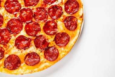 Pepperoni Pizza Mozzarella peyniri, salam, domates, biber.