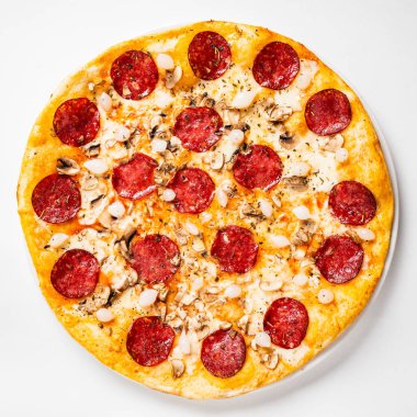 Pepperoni Pizza Mozzarella peyniri, salam, domates, biber.