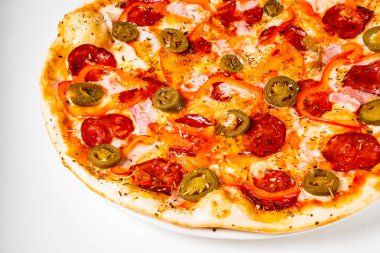 Pepperoni Pizza Mozzarella peyniri, salam, domates, biber.