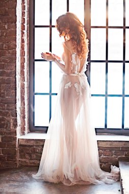 Düğün kız tribünde geri pencere yakınındaki lüks gelinlik