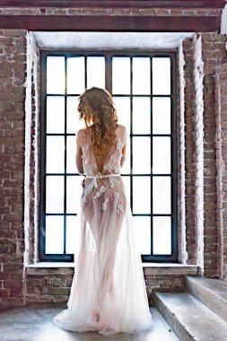 Düğün kız tribünde geri pencere yakınındaki lüks gelinlik