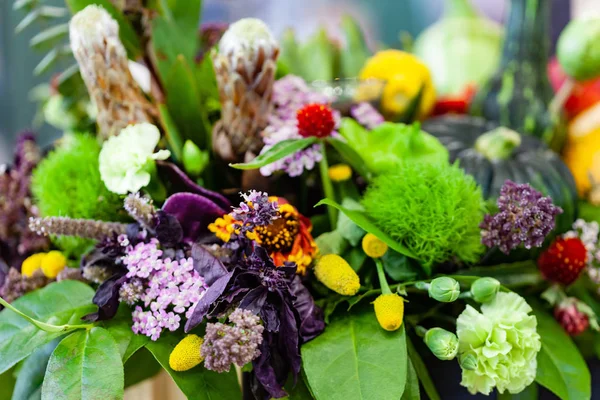 Schöner Strauß Von Frischem Gemüse Und Blumen — Stockfoto