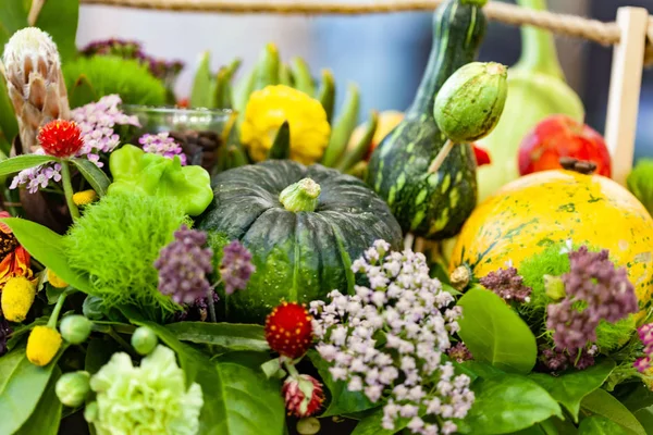 Schöner Strauß Von Frischem Gemüse Und Blumen — Stockfoto