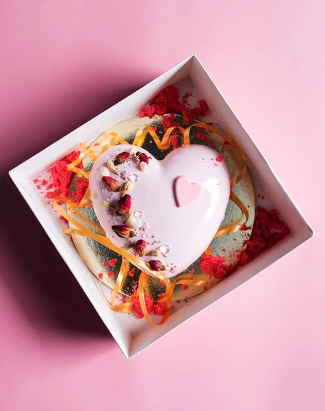 Sevgililer günü tatil için kalp şeklinde pasta 