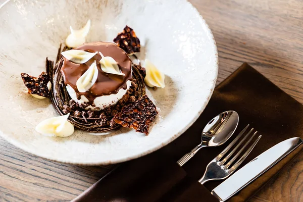 Schokoladendessert Mit Weißen Schokoladenblättern — Stockfoto