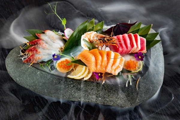 Японська Їжа Сашімі Сира Нарізана Риба Молюски Або Ракоподібні Димом — стокове фото