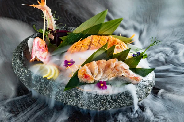 Alimenti Giapponesi Sashimi Pesce Crudo Affettato Crostacei Crostacei Con Fumo — Foto Stock