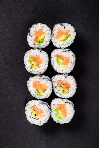 Sushi Rollen Auf Schwarzem Steinschiefer Auf Dunklem Hintergrund Serviert — Stockfoto