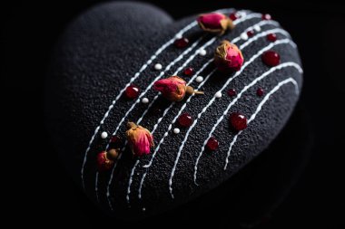 Sevgililer gününde kalp şeklinde böğürtlenli kek