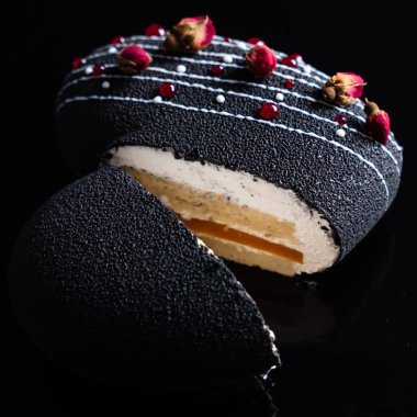 Sevgililer gününde kalp şeklinde böğürtlenli kek