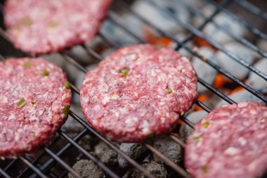 Burger için ızgara pirzola yakın çekim