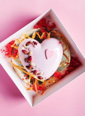 Sevgililer günü tatil için kalp şeklinde pasta 