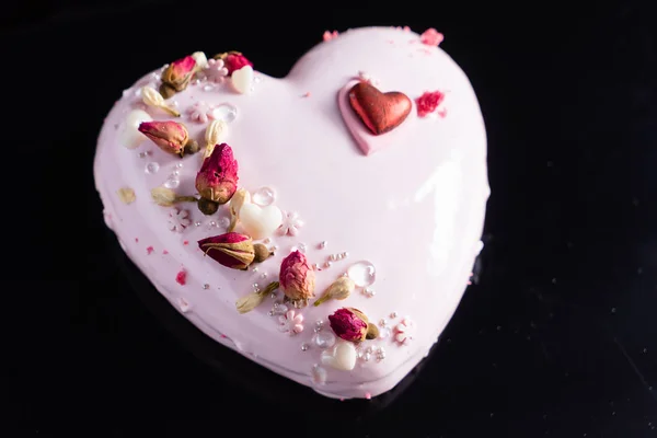 발렌타인의 휴일에 심장의 모양에 케이크 — 스톡 사진