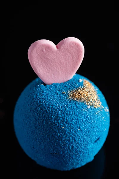 발렌타인의 휴일에 심장의 모양에 케이크 — 스톡 사진