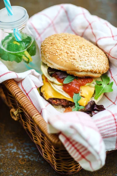 Frischer Cheeseburger Und Limonade Korb Sommerpicknick — Stockfoto