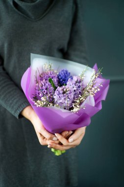 kadın elinde güzel buket 