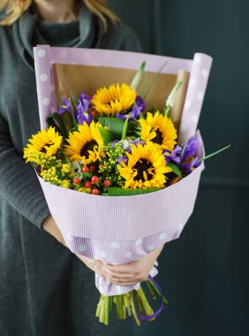 kadın elinde güzel buket 