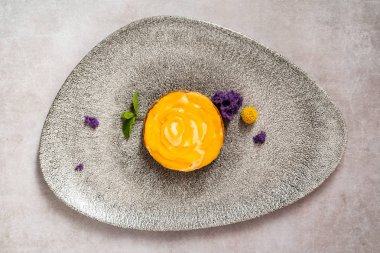 Şeftali ve mango ile taze meyve tart